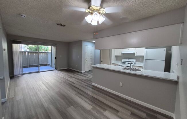 2 beds, 1 bath, 920 sqft, $1,800, Unit 17
