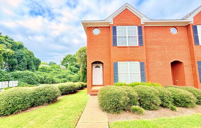 Brick Townhome in Meadowbrook!