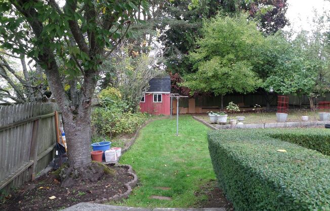 Super Cute 3-Bedroom Home w/Gorgeous Private Yard FOR RENT in Federal Way!