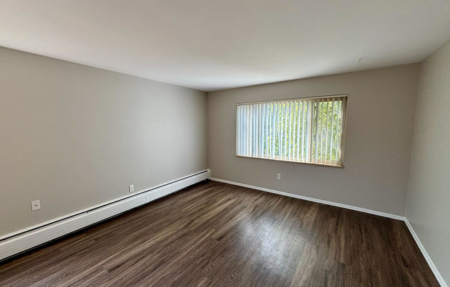 Jefferson Park Apartments – Studio, 1 & 2 Bedroom Homes in Denver’s Jefferson Park Neighborhood & Designated Parking!!