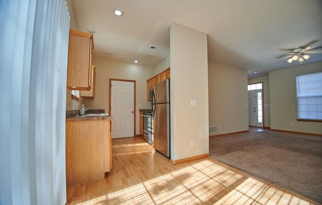 2 beds, 2.5 baths, 1,100 sqft, $1,295, Unit 34W