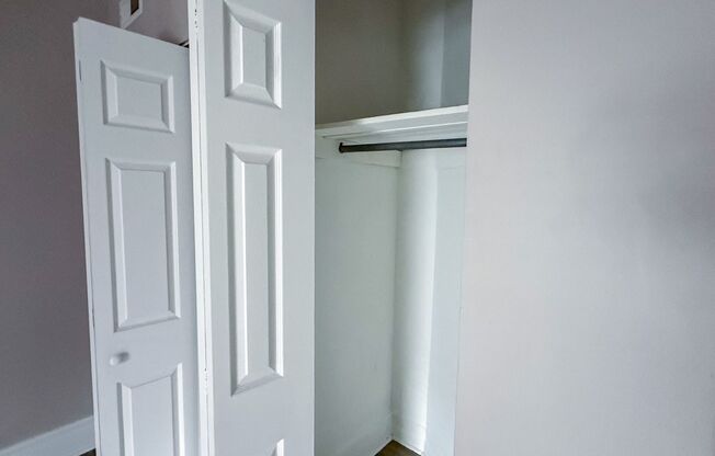 3 beds, 1 bath, 936 sqft, $1,350, Unit 7