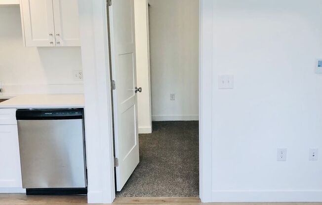 1 bed, 1 bath, 402 sqft, $1,275, Unit 517- (7)