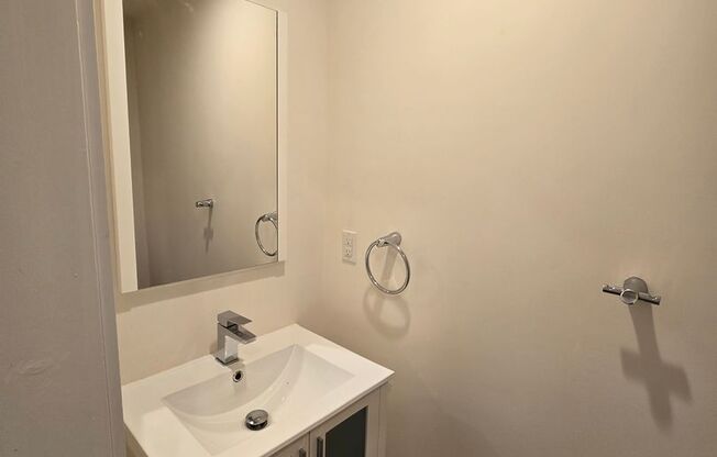 Beautiful modern bright 2 bed 1.5 bath with private patio