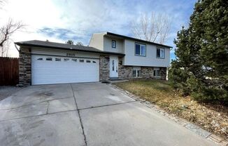 D20 Schools! BRIARGATE Bi-level home with Central A/C!