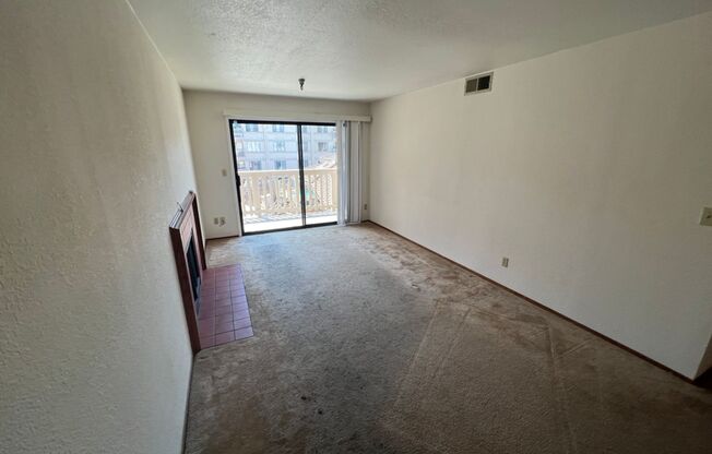 Spacious 2 bed 1.5 bath Condo in San Leandro Minutes from Bart and shopping. Must see!