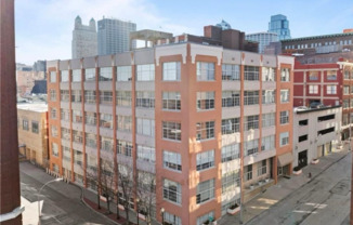 321 W 7 ST