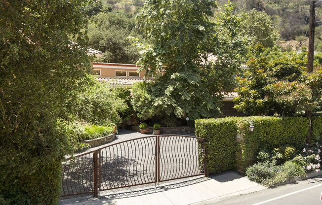 3265 MANDEVILLE CYN RD