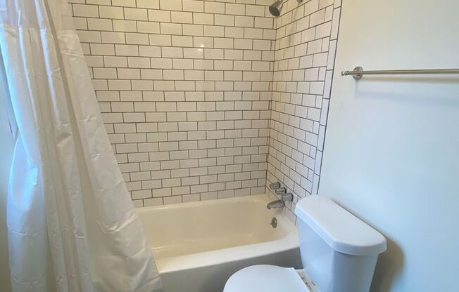 Studio, 1 bath, 405 sqft, $1,000, Unit Unit 4