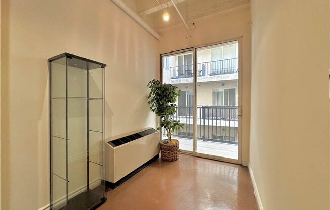 1 bed, 1 bath, 670 sqft, $1,900, Unit 1009