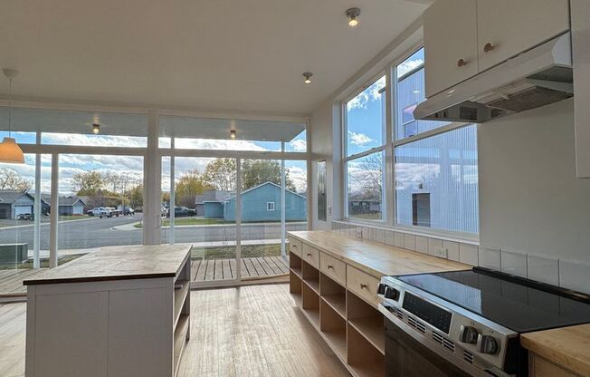 4BR/3BA with Soaring Ceilings & Large Windows