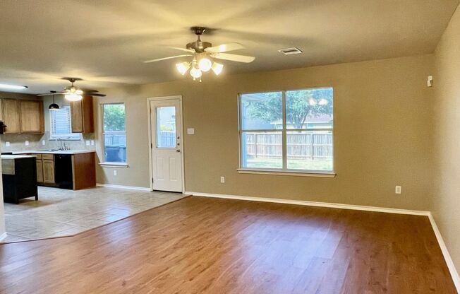 BEAUTIFUL 4 BR/2BTH HOUSE LOCATED IN CIBOLO AVAILABLE NOW!!