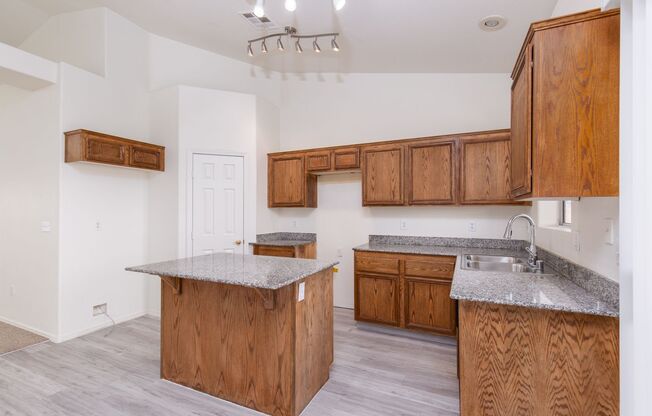 Single story, 4br with no HOA