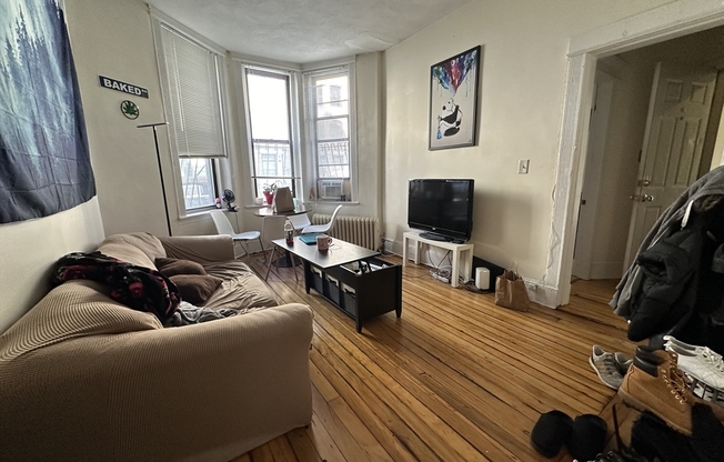 2 beds, 1 bath, $3,400, Unit 5