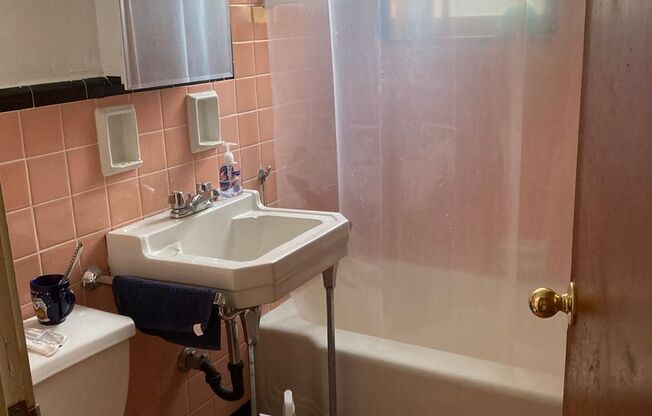 2 beds, 1 bath, 950 sqft, $1,150, Unit 5600 Fifth D2