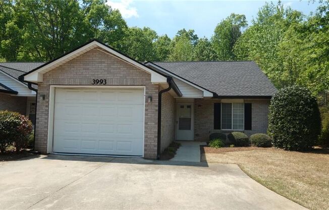 2 bed/2 bath end unit in Gainesville