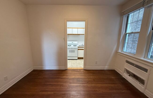 1 bed, 1 bath, 962 sqft, $1,510, Unit New King Edward  306