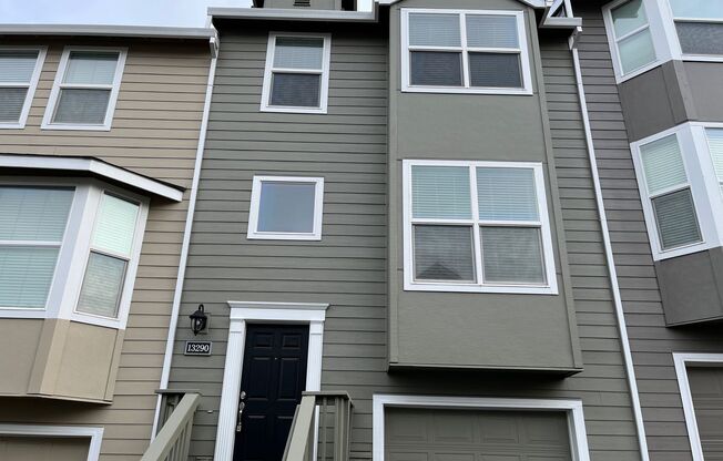 Beautiful Townhome With A/C and Mt. Hood View!