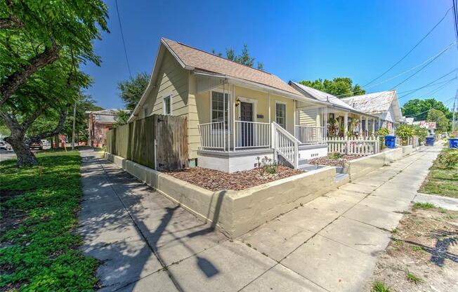 1002 E 15 AVE