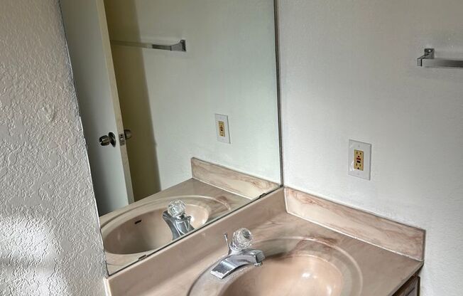 2 beds, 2 baths, 957 sqft, $1,015, Unit 22