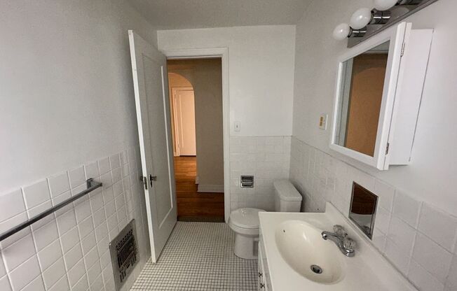 1 bed, 1 bath, 962 sqft, $1,560, Unit New King Edward  503