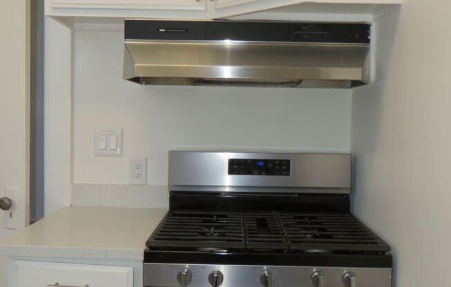 2 beds, 1 bath, $5,800, Unit 610