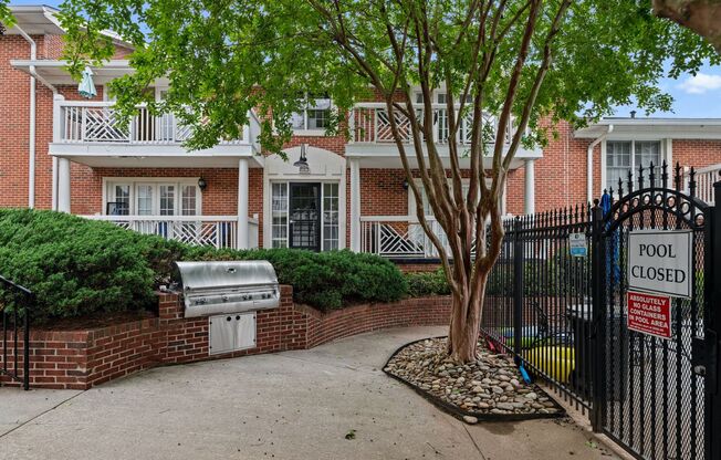 Beautiful 2bd/1ba Condo in VA Highlands w/ Balcony and Pool!!