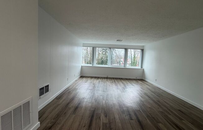 2 beds, 1 bath, 933 sqft, $1,675, Unit 208