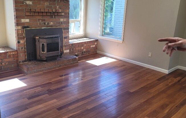 Kent 4 bedroom plus Den and 3 bathrooms & fenced yard and raised gardens - ready for move in August 8-10-2025
