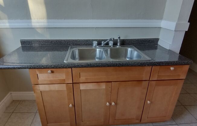 3 beds, 1 bath, $1,400, Unit 3