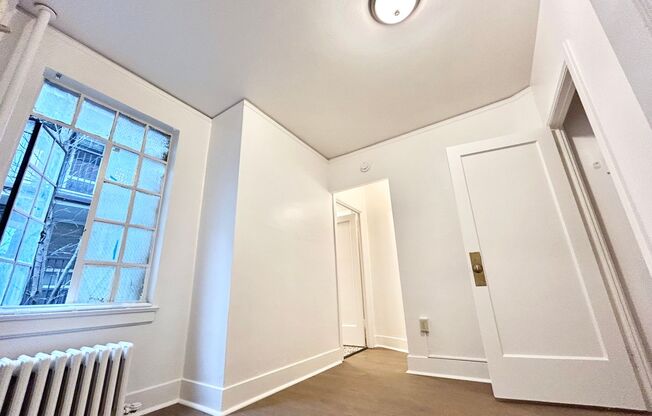 1 bed, 1 bath, 351 sqft, $1,350, Unit 405