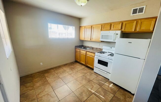 Two Bedroom with A/C in Blenman-Elm!!