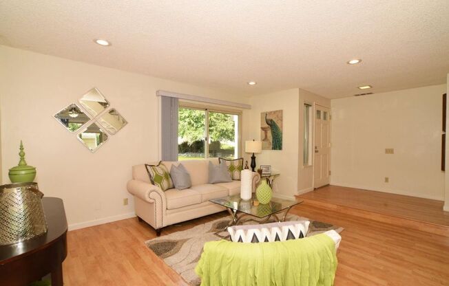 Spacious 1400sf, 3 Bed 2.5 Bath Townhouse in Santa Clara!!