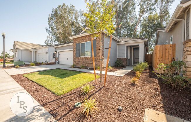 Newer East Clovis Home, 4BR/2BA, with Solar - built in 2023, Lots of Amenities!