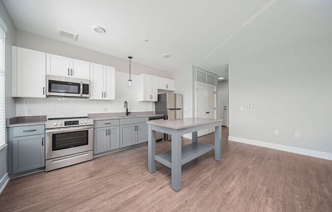 2 beds, 1 bath, 887 sqft, $1,575, Unit 225