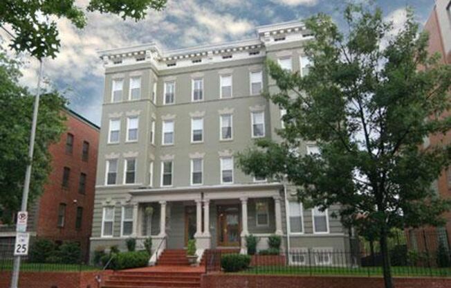 Columbia Heights - The Majestic Large 2 bed 2 bath w/cathedral ceilings and parking