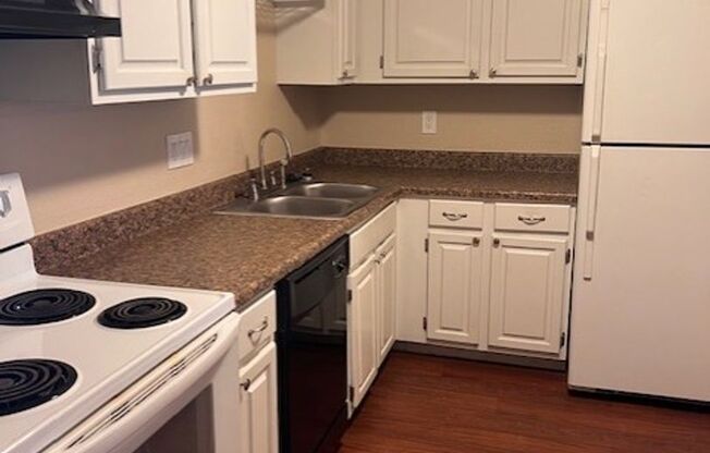 Newly updated 2 Bed / 1.5 Bath Townhome in Elizabeth! Garage! Available Immediately!