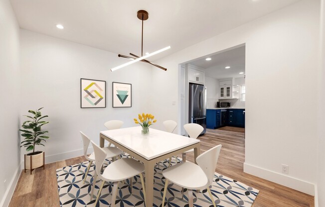 2018 Remodeled 3 bed / 2 bath - wood / tile floors, fenced yard. Hyde Park / Downtown