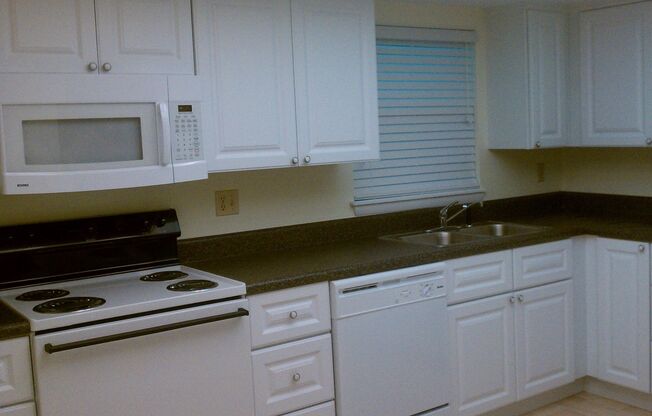 2 beds, 1 bath, 825 sqft, $1,150, Unit C14
