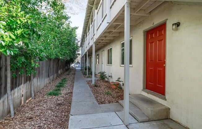 Adorable 1/1 MIDTOWN (upstairs) Apartment.  Please read entire ad below for viewings!