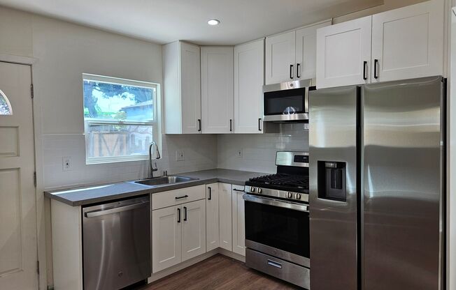 Mid-City Brand new construction--Freestanding gated home 4bed/3.5 bath Pet friendly