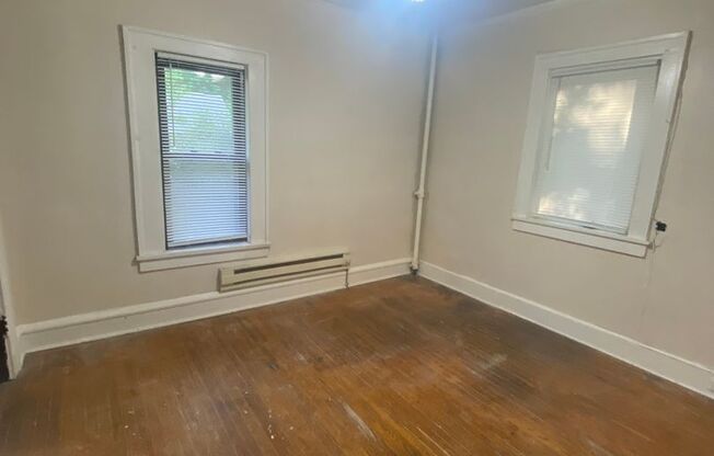 2 beds, 1 bath, 800 sqft, $1,000, Unit Apt #2