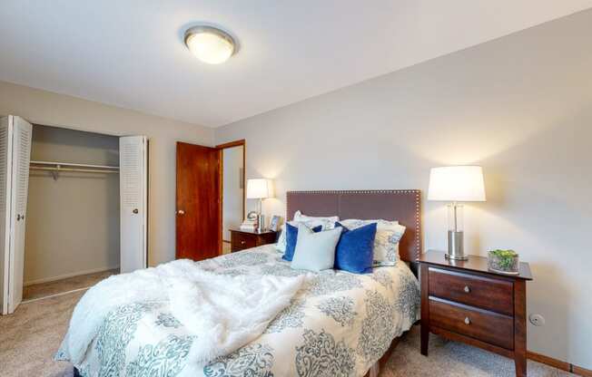 a bedroom with a large bed and two night stands with lamps