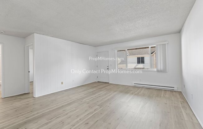 2 beds, 1 bath, $1,399, Unit 5504 SE Center Street  Unit D