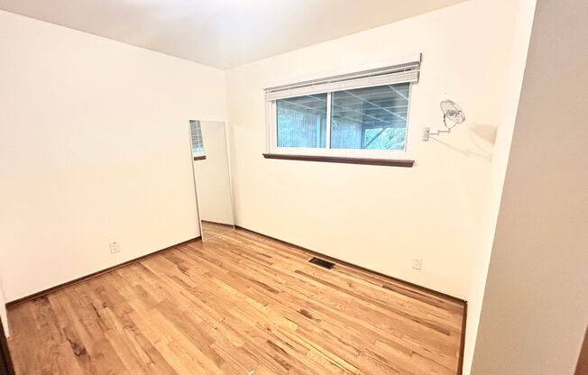 Beautiful Garden Entrance 4 bedroom home in Seattle, minutes away from major highways.