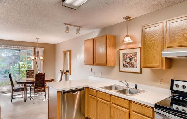 2Bed/1.5Bath with LOFT Townhouse in West Bloomington- Avail Aug 1