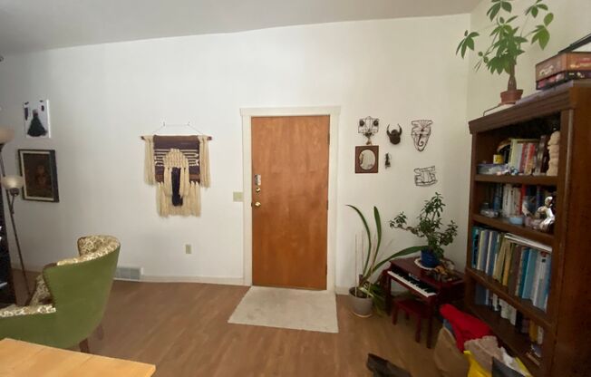 2 beds, 1 bath, $1,925