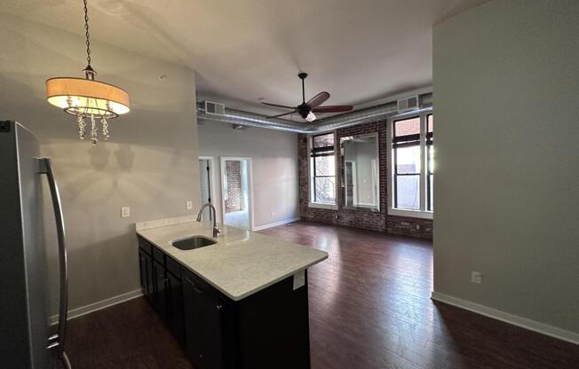 24 S 8th St