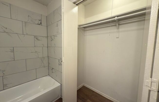 1 bed, 1 bath, $810, Unit APARTMENT 2017