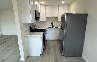 2 beds, 1 bath, $2,250, Unit 4